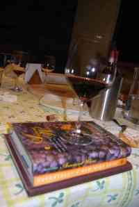 Libro y copa Libro y copa