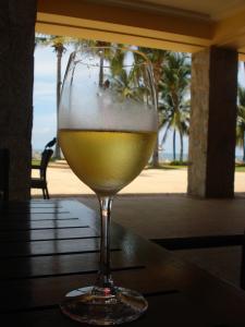Un blanquito La foto es de un viaje reciente, pero bien podría ser la foto del deseo, del deseo emergido un viernes como hoy, una copa de blanco, sudando a la orilla del mar, acariciada por la brisa salina.