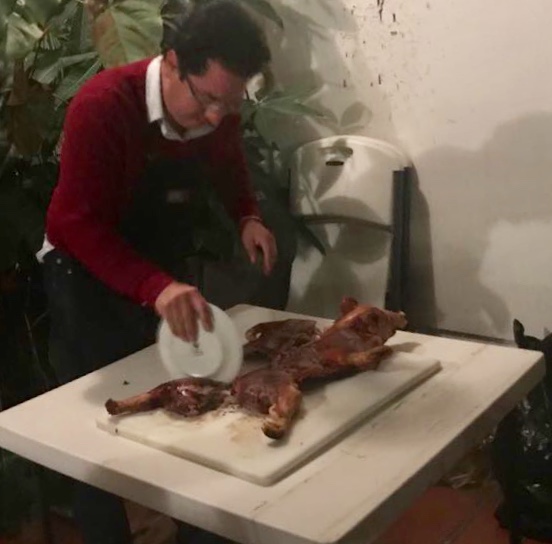 Partiendo el lechón con el plato, a la vieja usanza...